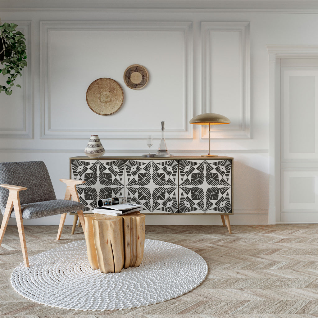 MONOCHROME NEXUS Skänk med tre dörrar