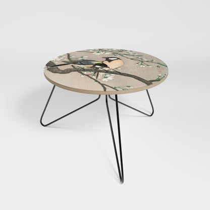 Petite table basse avec des seins sur une branche de cerisier