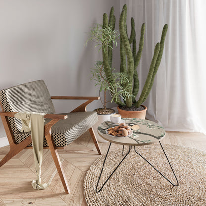 Petite table basse avec des seins sur une branche de cerisier