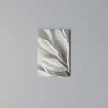 WHISPERS OF WHITE Cuadro en lienzo vertical