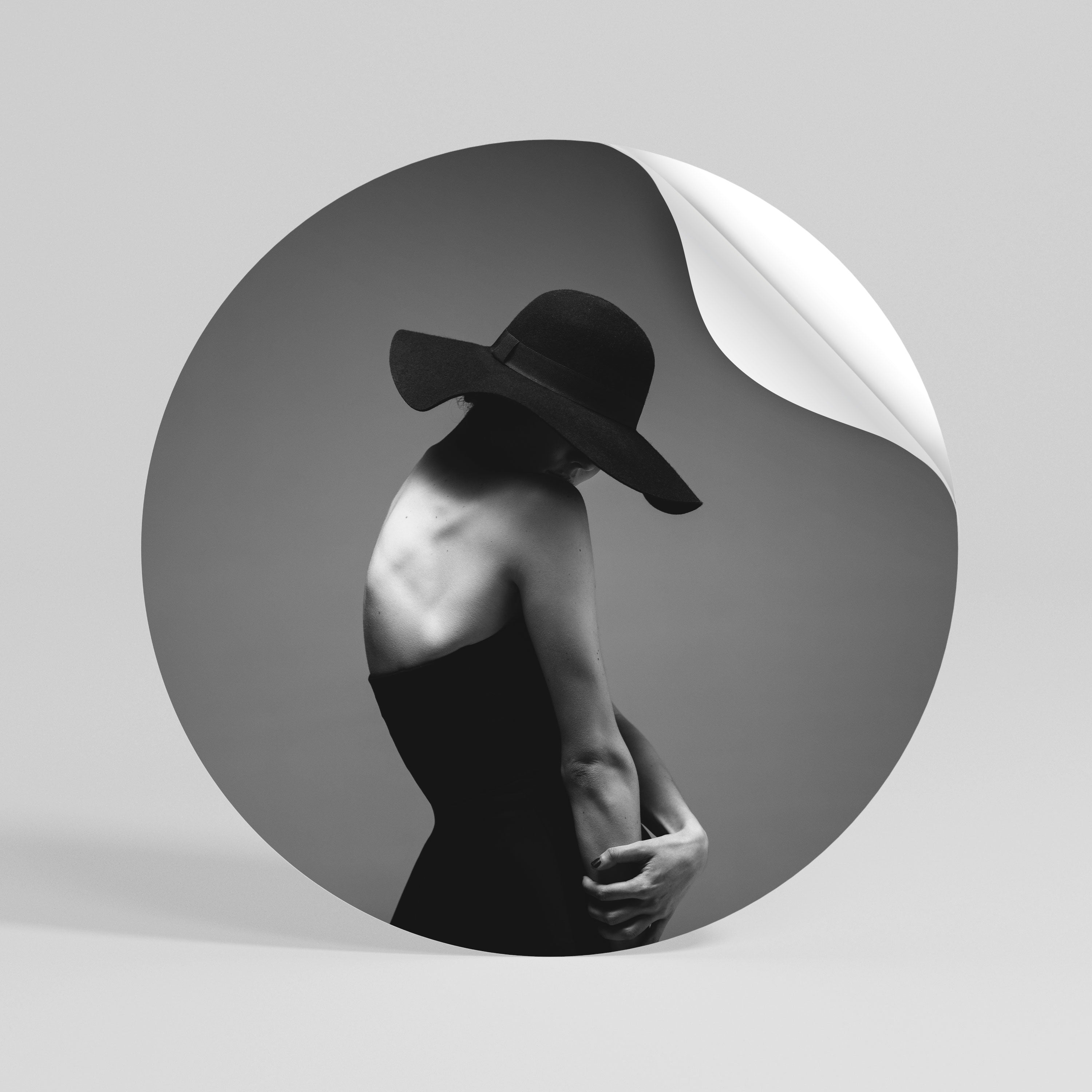 SILHOUETTE OF MYSTERY Kulatá samolepka