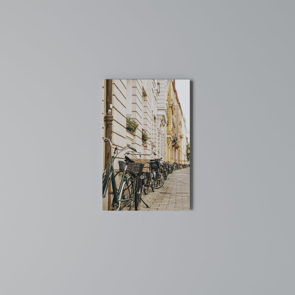 URBAN CYCLE HAVEN Κατακόρυφος Πίνακας σε Καμβά