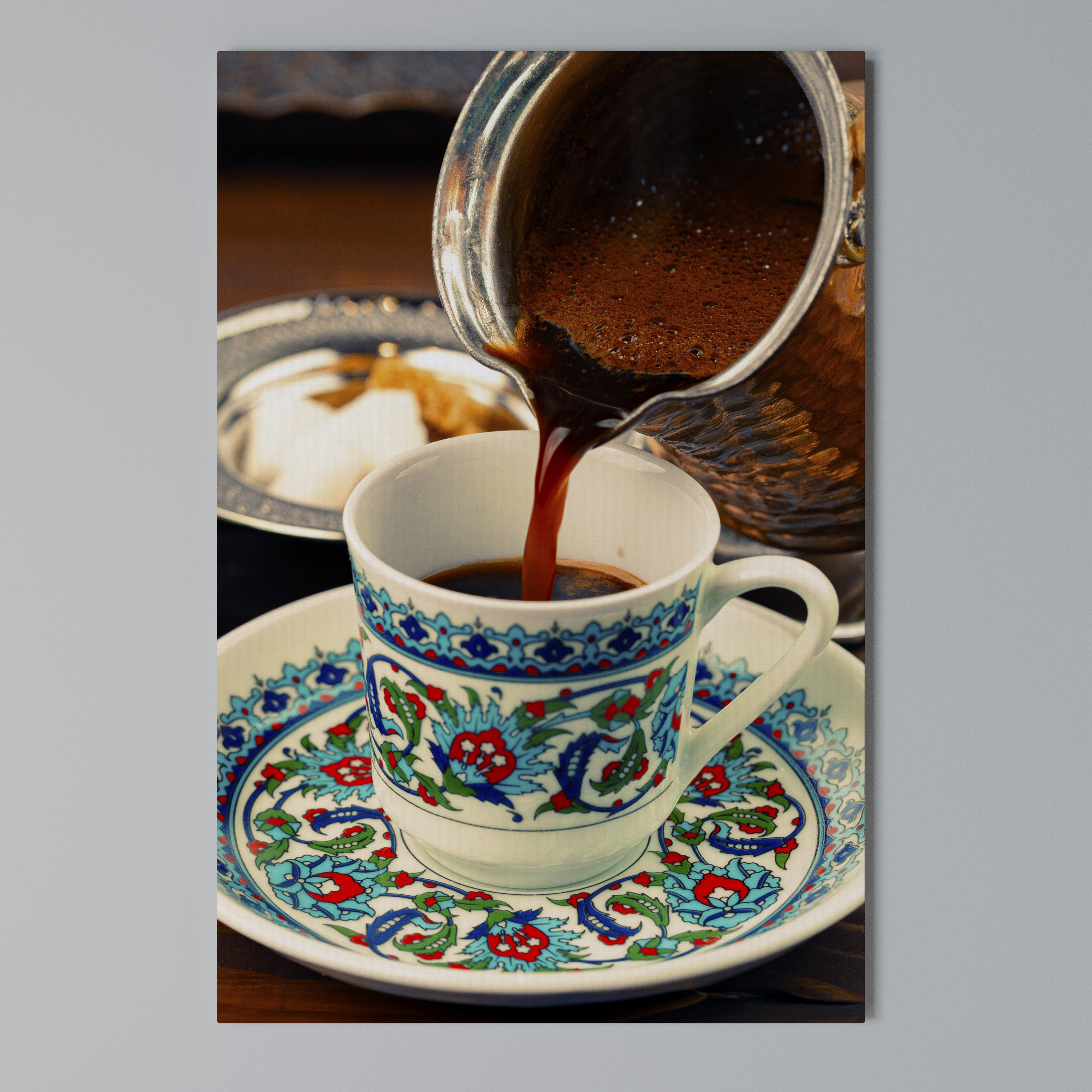 TRADITION IN A CUP Cuadro en lienzo vertical