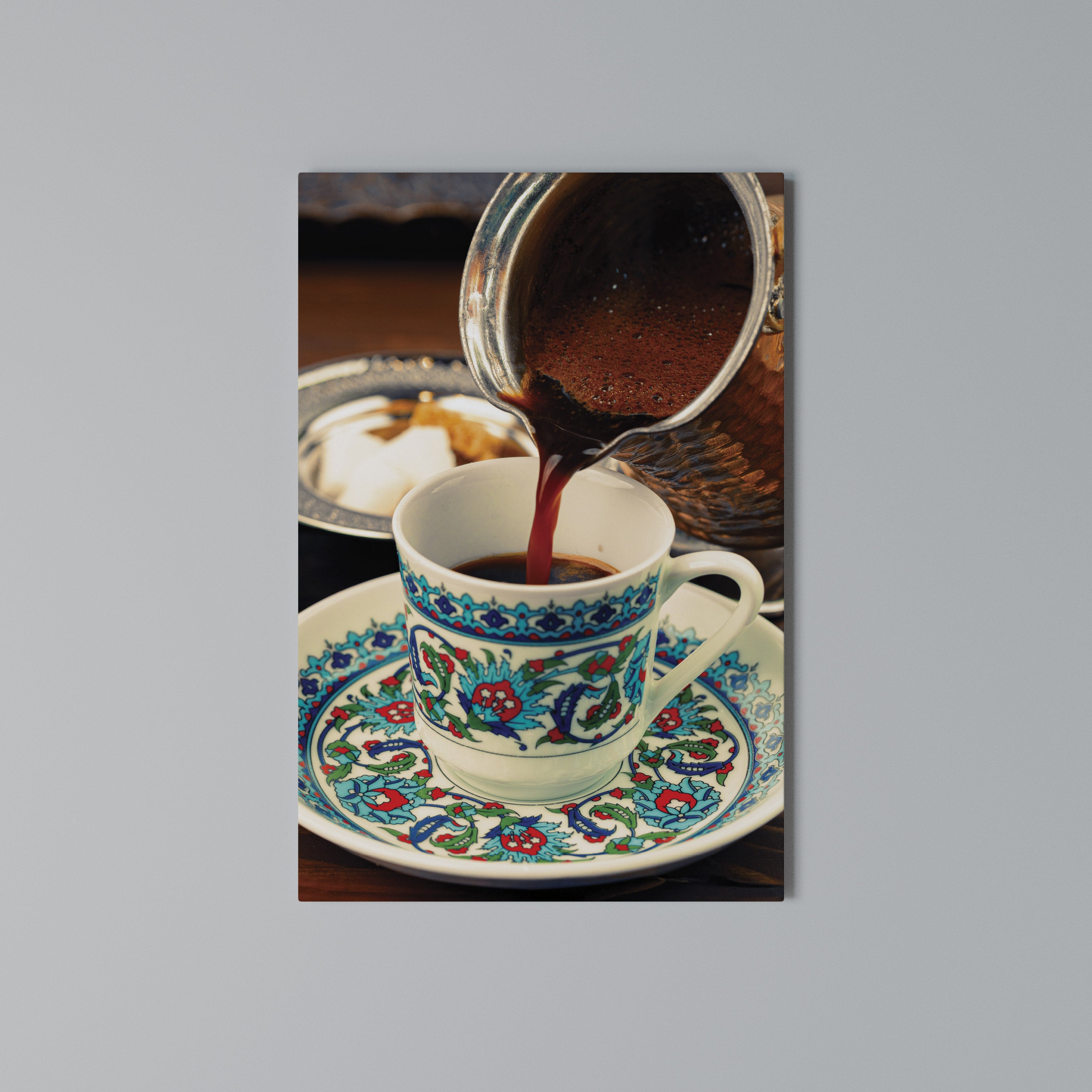 TRADITION IN A CUP Cuadro en lienzo vertical
