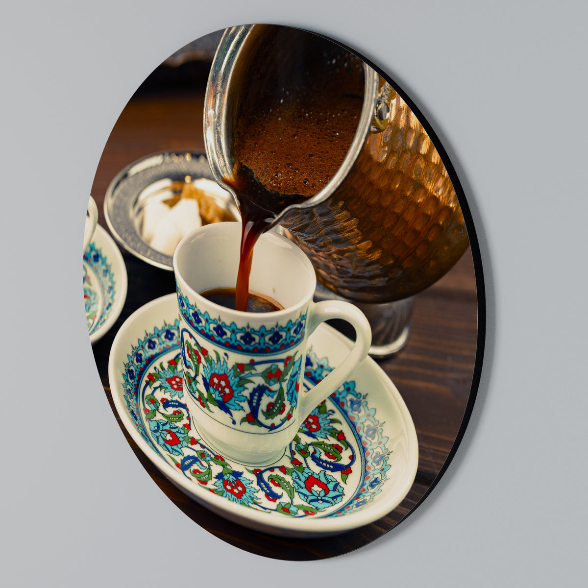 TRADITION IN A CUP Kulatá nástěnná dekorace