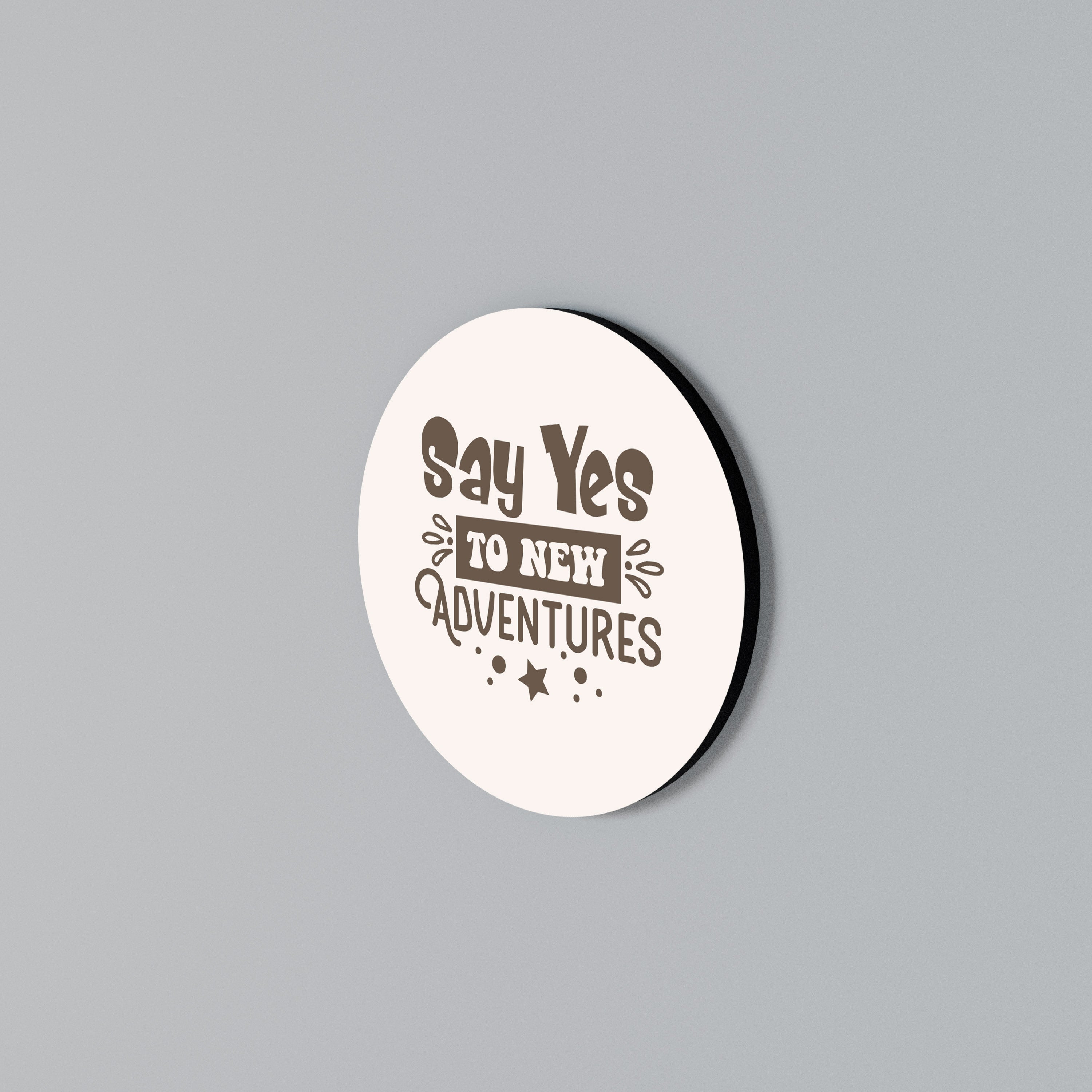 ADVENTURE AWAITS YOU Rund väggdekor