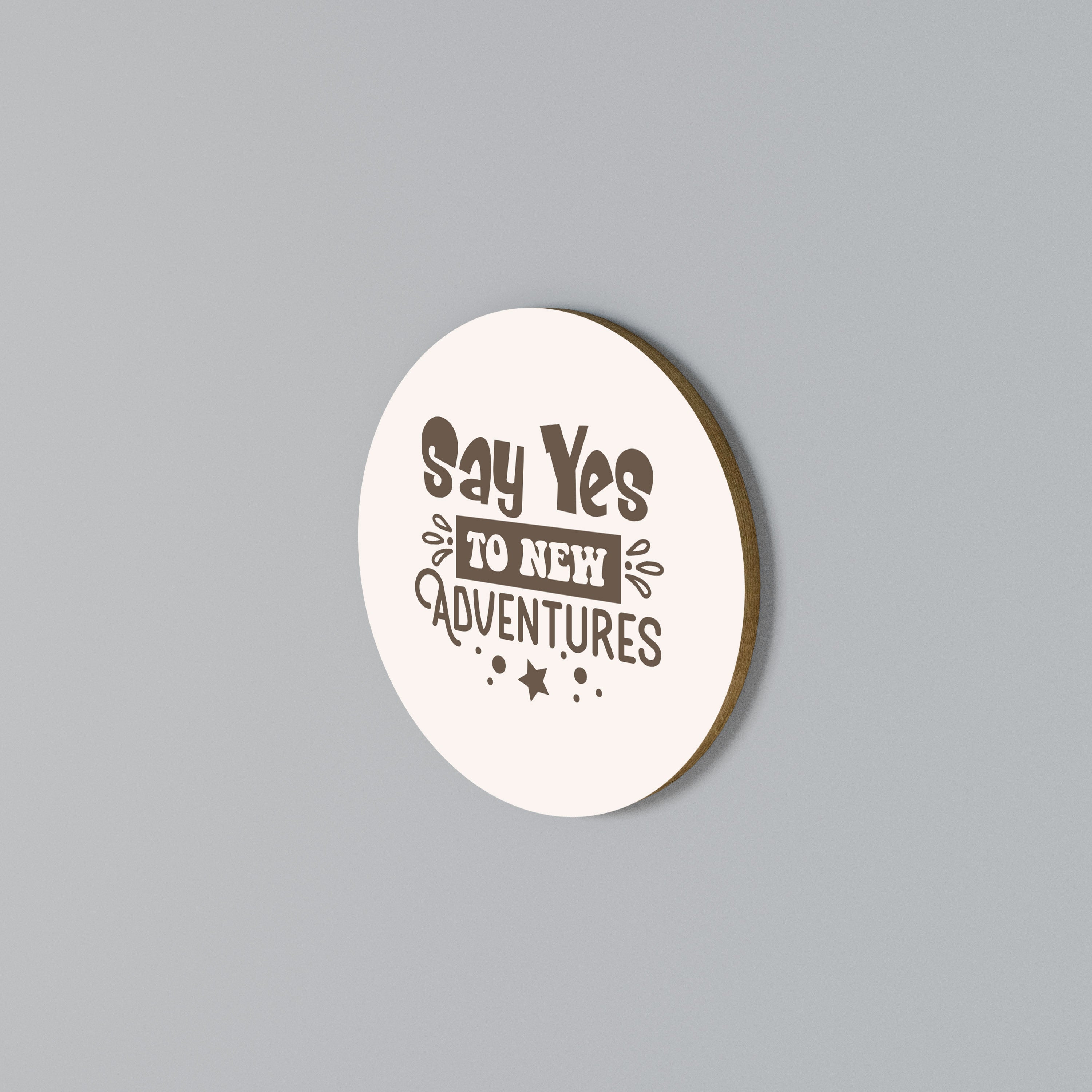 ADVENTURE AWAITS YOU Rund väggdekor